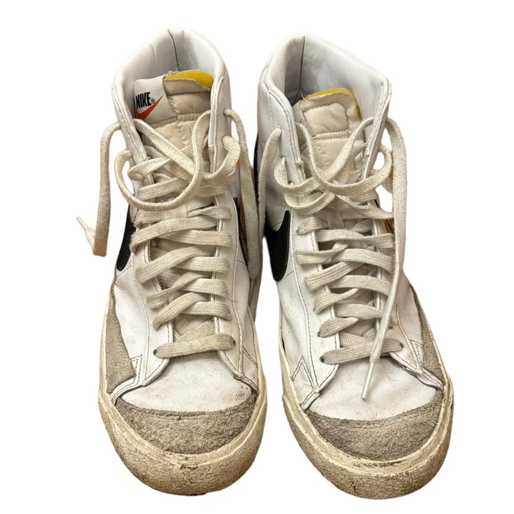 Nike Blazer Mid '77 Vintage Sneakers. Men’s size 9. Used.